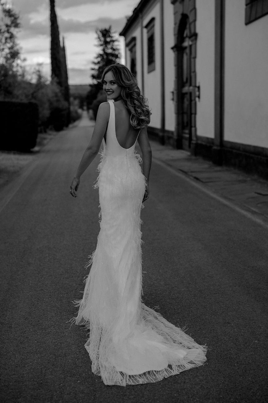 Misty - robe de mariée à haut moderne et jupe ajustée avec plumes et perles