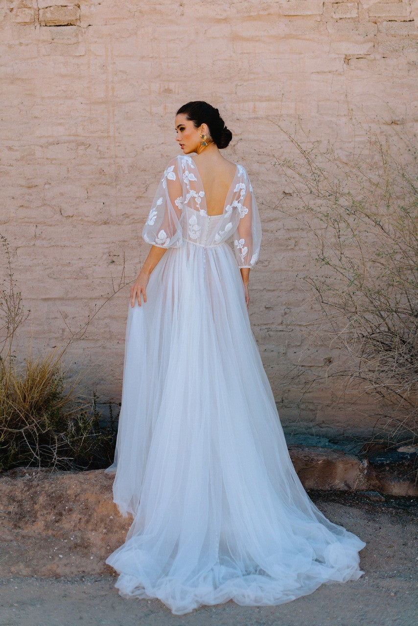 Brienne *échantillon taille 14* - robe de mariée haut de gamme en tulle avec par-dessus écourté romantique à broderies florales