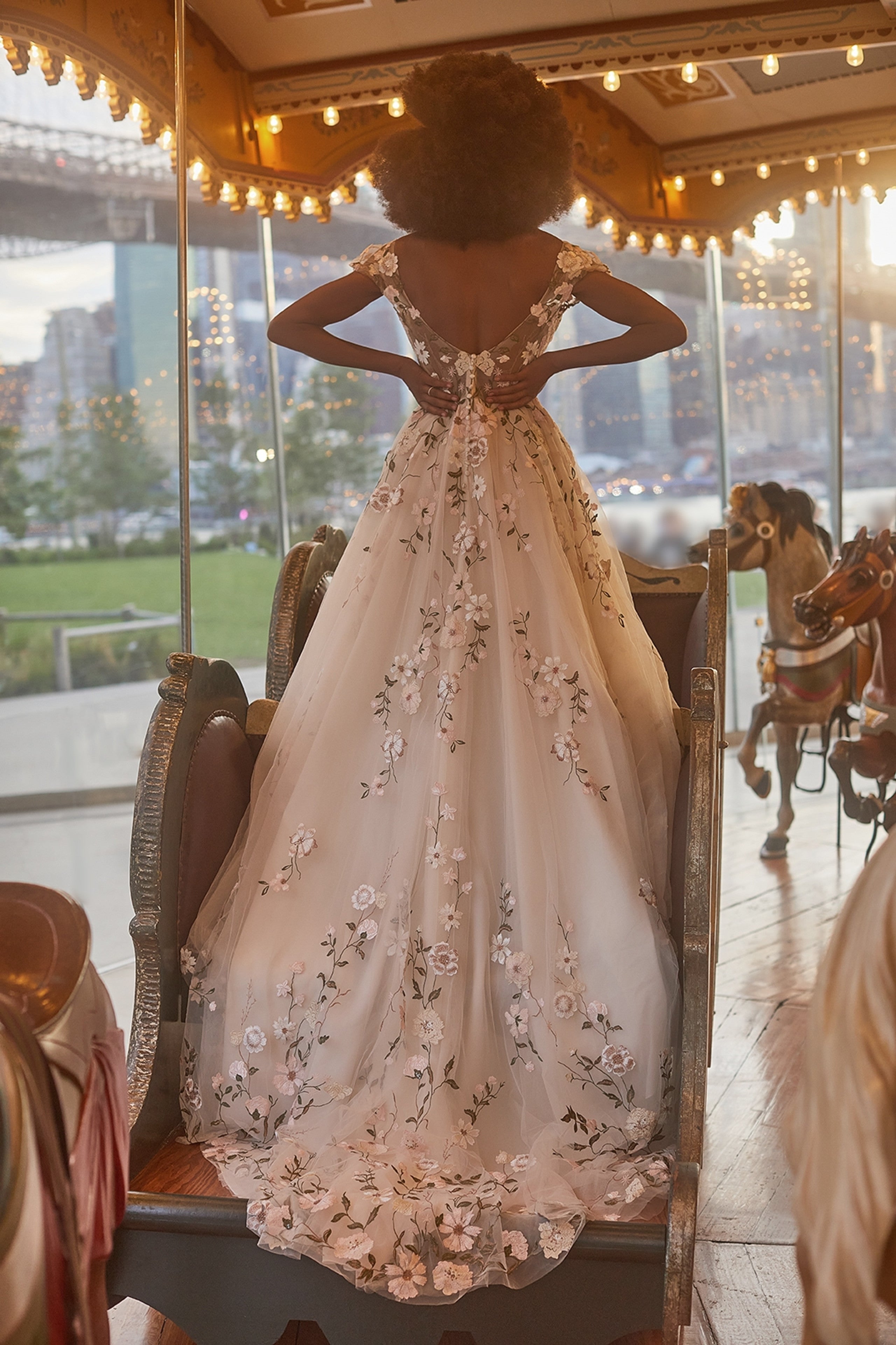 Juno - robe de mariée unique et festive avec dentelle brodée haut de gamme et manches courtes bouffantes