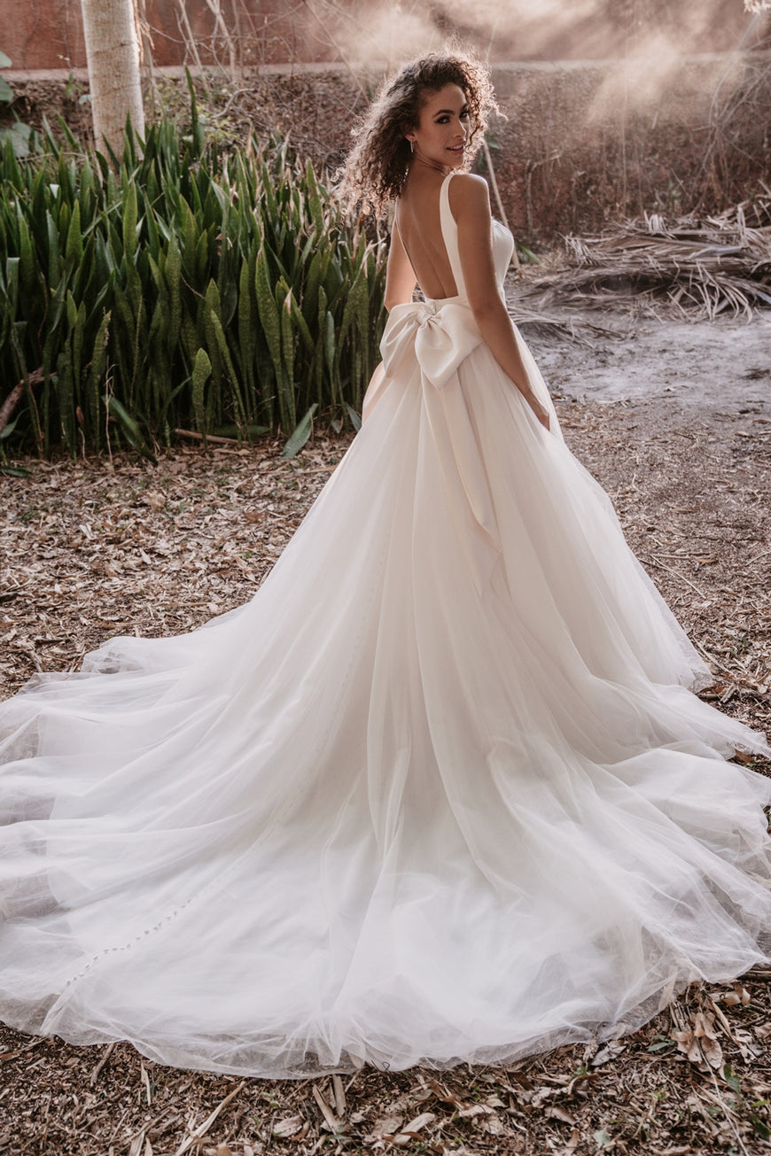 Madden - robe de mariée classique à décolleté plongeant illusion et dos ouvert