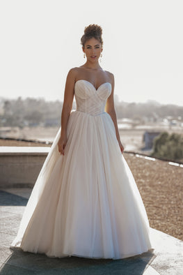 Gabriella *plus size* - modern and classic tulle sweetheart strapless wedding dress 