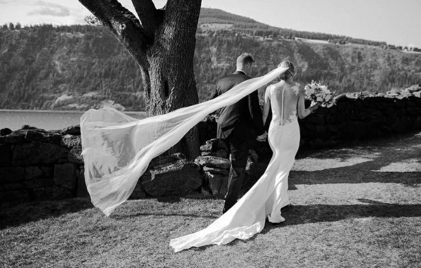 Skyler - robe de mariée contemporaine en crêpe extensible à dos illusion et traîne magistrale