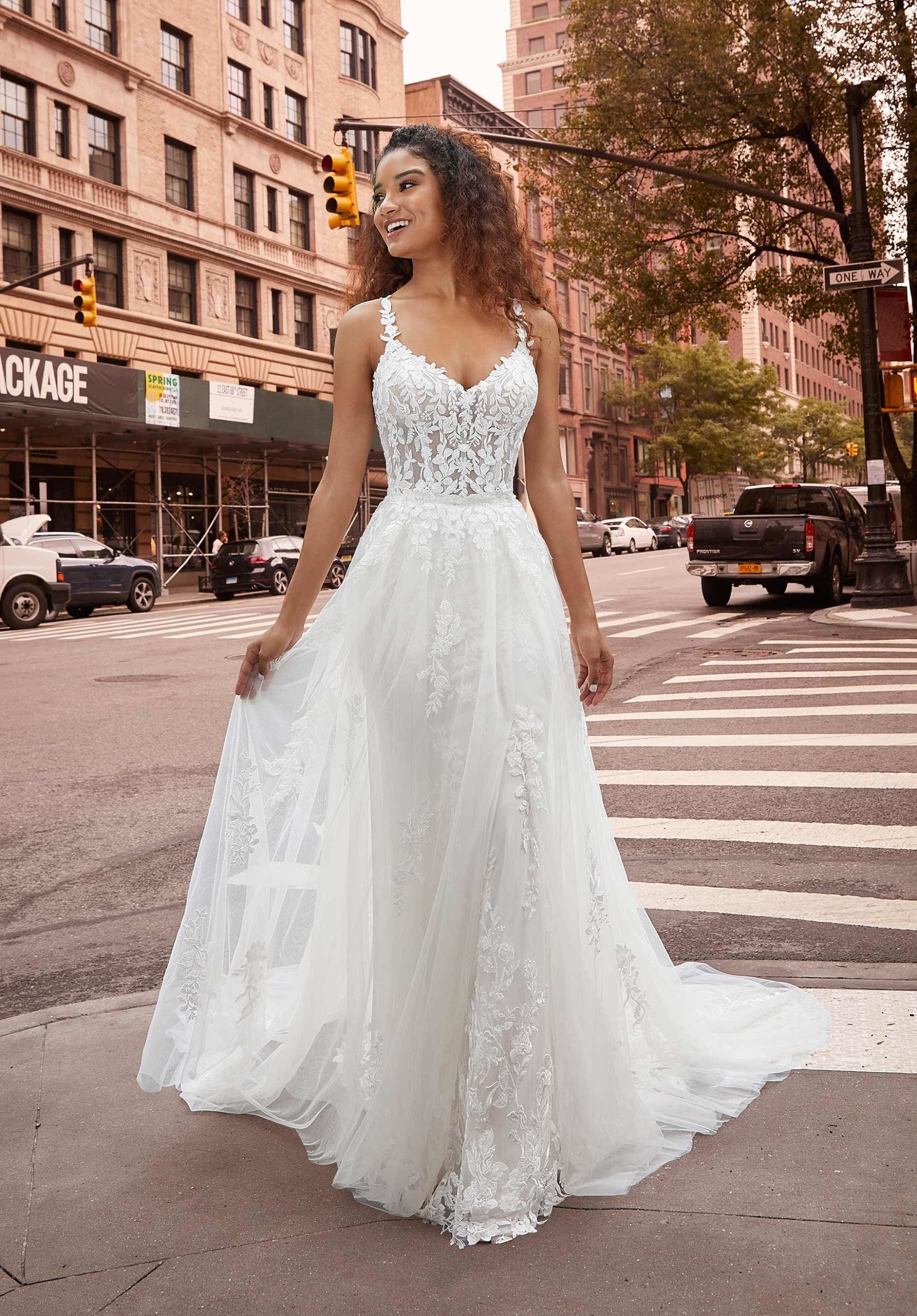 Haylay *taille plus* - robe de mariée de coupe ajustée en dentelle avec bretelles et dos style corset