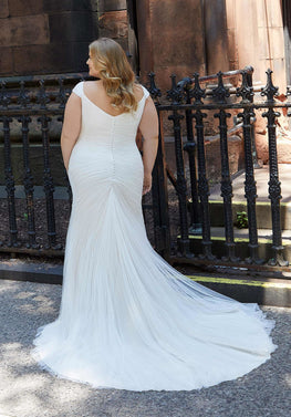 Barley *taille plus* - robe de mariée moderne ajustée en tulle et épurée à épaules dégagées